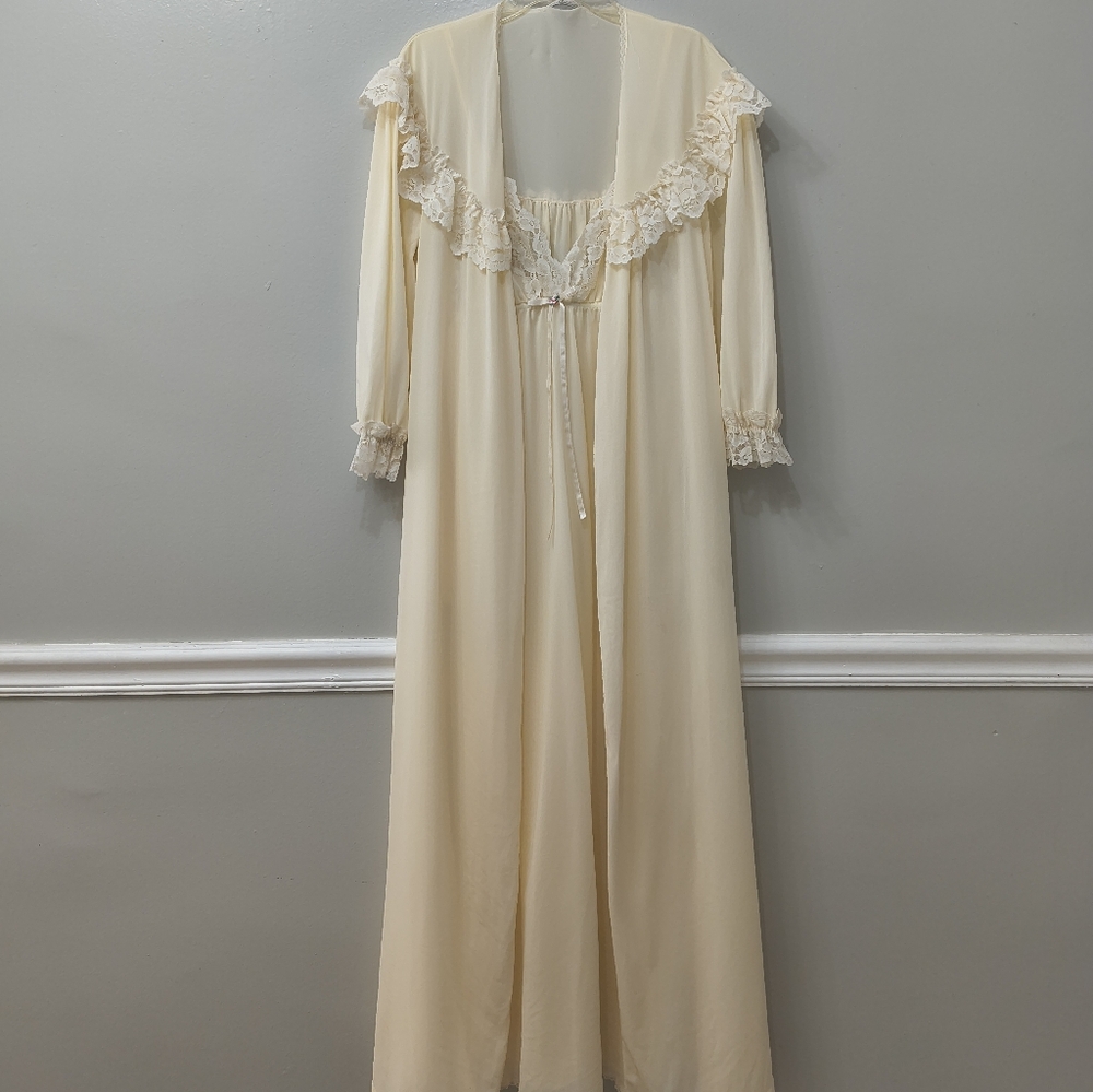 Vtg. JCPenney 2-Piece Nightgown & Robe Cream Lace Trimmed Set M Cottage Core